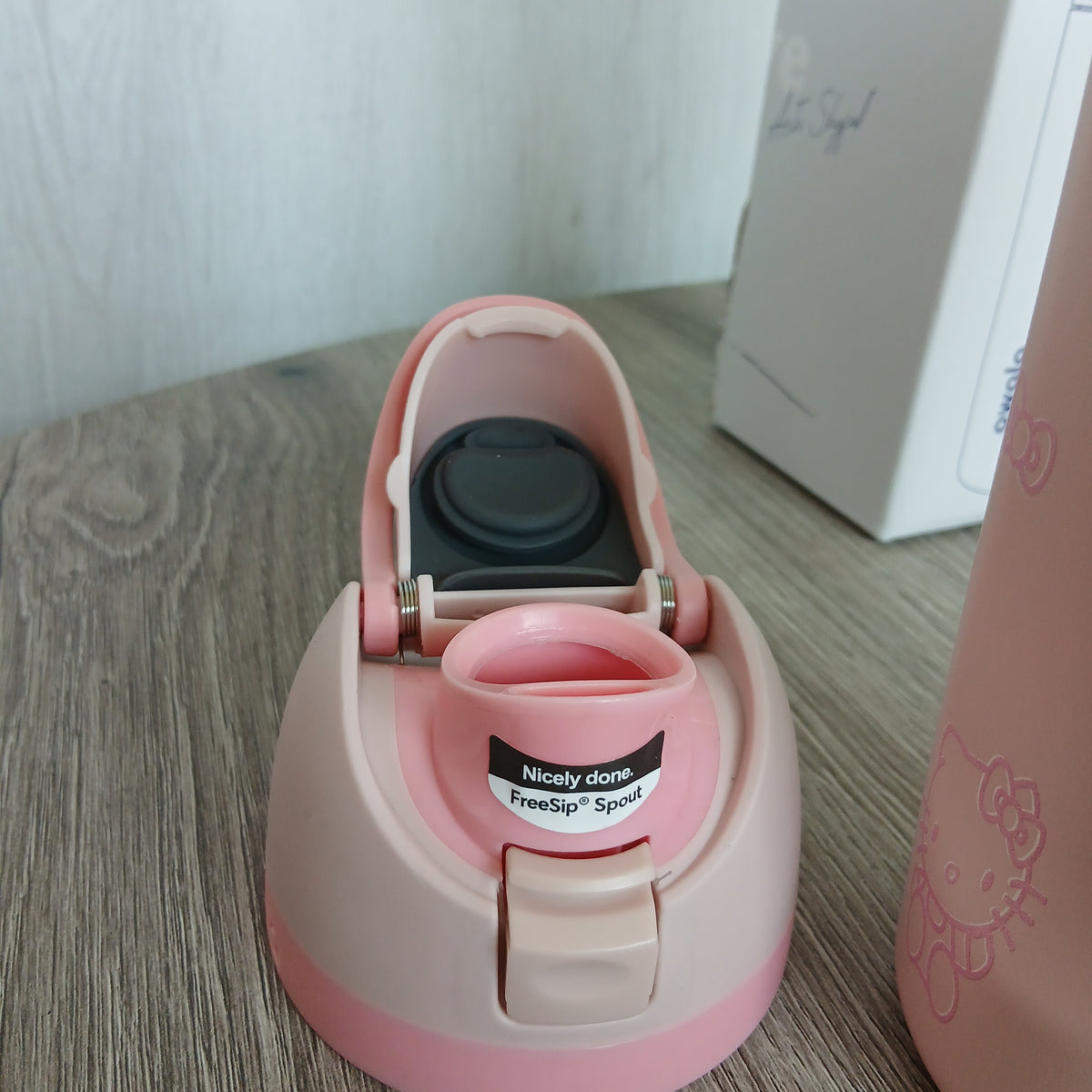 Pink Hello Kitty 480ml water bottle lid close-up